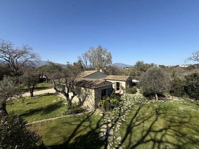 Maison à vendre - 6 pièces - 200 m2 - Chateauneuf Grasse - 06 - PROVENCE-ALPES-COTE-D-AZUR