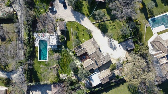 Maison à vendre - 6 pièces - 200 m2 - Chateauneuf Grasse - 06 - PROVENCE-ALPES-COTE-D-AZUR