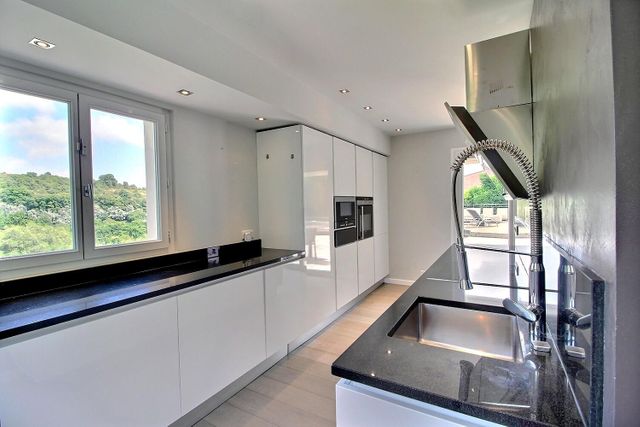 Afficher la photo en grand Maison à vendre - 5 pièces - 218 m2 - Biot - 06 - PROVENCE-ALPES-COTE-D-AZUR