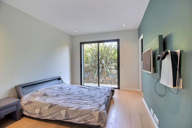 Maison &agrave; vendre - 5 pi&egrave;ces - 205 m2 - Le Rouret - 06 - PROVENCE-ALPES-COTE-D-AZUR