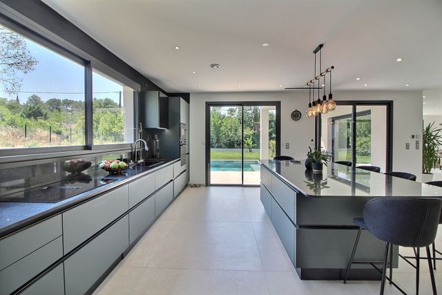 Maison &agrave; vendre - 5 pi&egrave;ces - 200 m2 - Peymeinade - 06 - PROVENCE-ALPES-COTE-D-AZUR