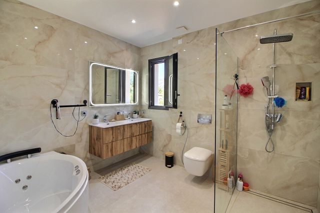 Maison &agrave; vendre - 5 pi&egrave;ces - 200 m2 - Peymeinade - 06 - PROVENCE-ALPES-COTE-D-AZUR